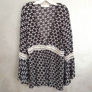 📚🌼Black & White,open front Cardigan w/Crochet & bell sleeve details